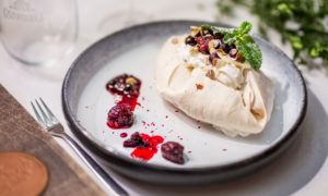 Meringue madness with forest fruits